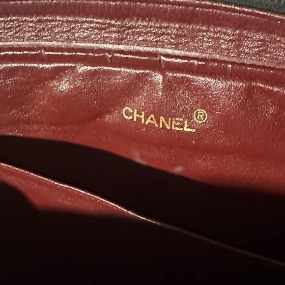 CHANEL Black Quilted Leather Shoulder Bag with Gold Chain - Picture 3 of 17